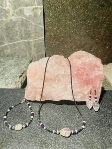 Schmuckset: Amethystkette, -armband & -ohrschmuck mit Rosenquarz, Mondstein und Hämatit